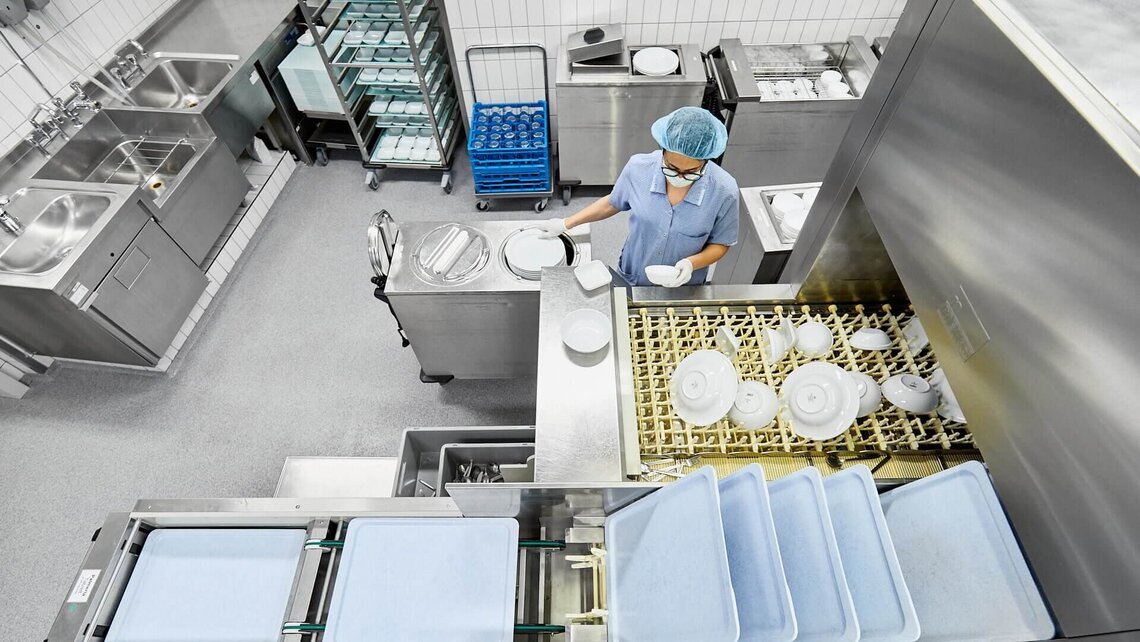 The M-iQ BlueFire from above a flight type dishwashing machine with separate lanes for trays, dishes and cutlery The M-iQ BlueFire from above a flight type dishwashing machine with separate lanes for trays, dishes and cutlery