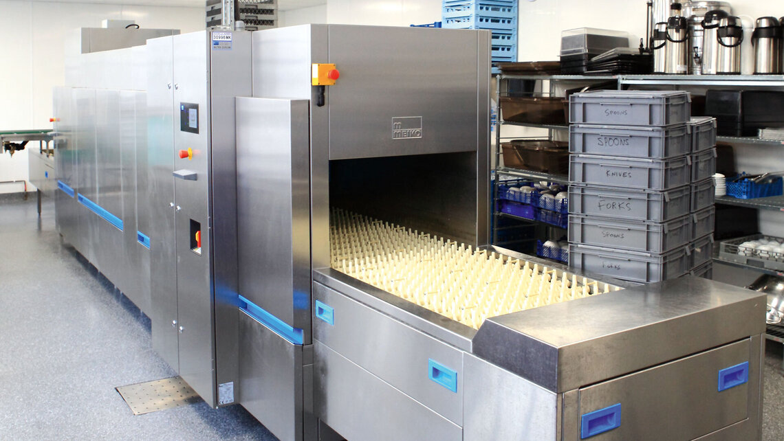 Rack type dishwasher French high school Charles de Gaulle