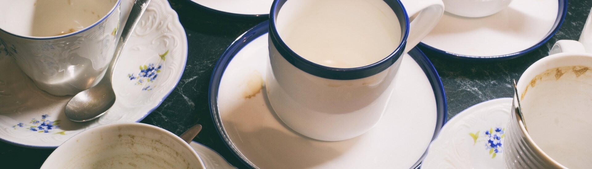 弄脏的咖啡和茶餐具 弄脏的咖啡和茶餐具