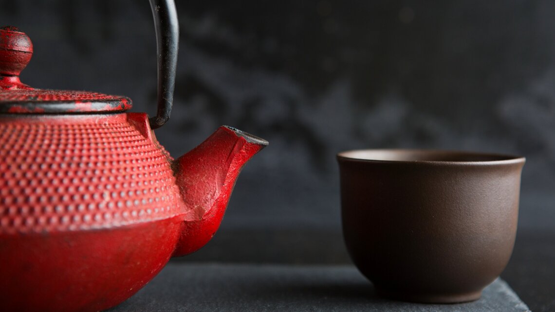 红铁茶壶配茶碗 Red iron tea pot with tea bowl