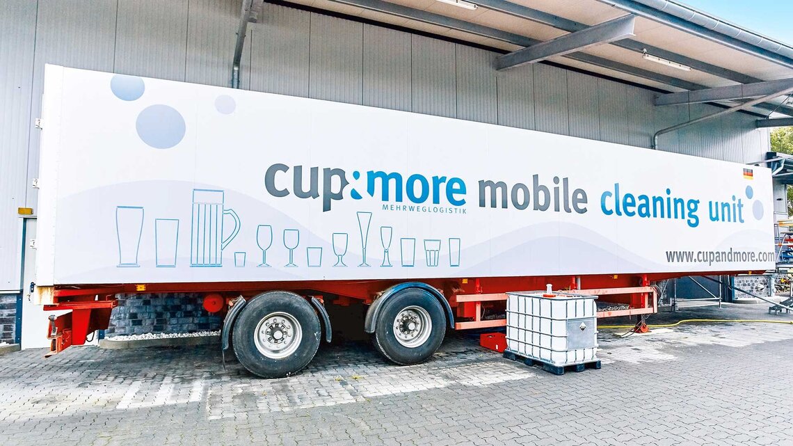 装有 M-iQ 履带传送式洗碗机的卡车 LKW mit Bandtransportspülmaschine M-iQ