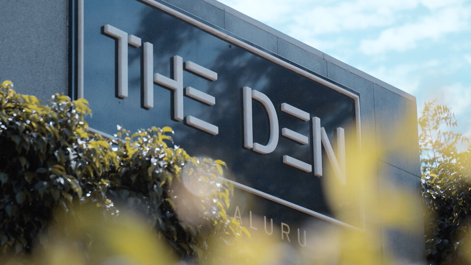 The DEN The DEN Schild