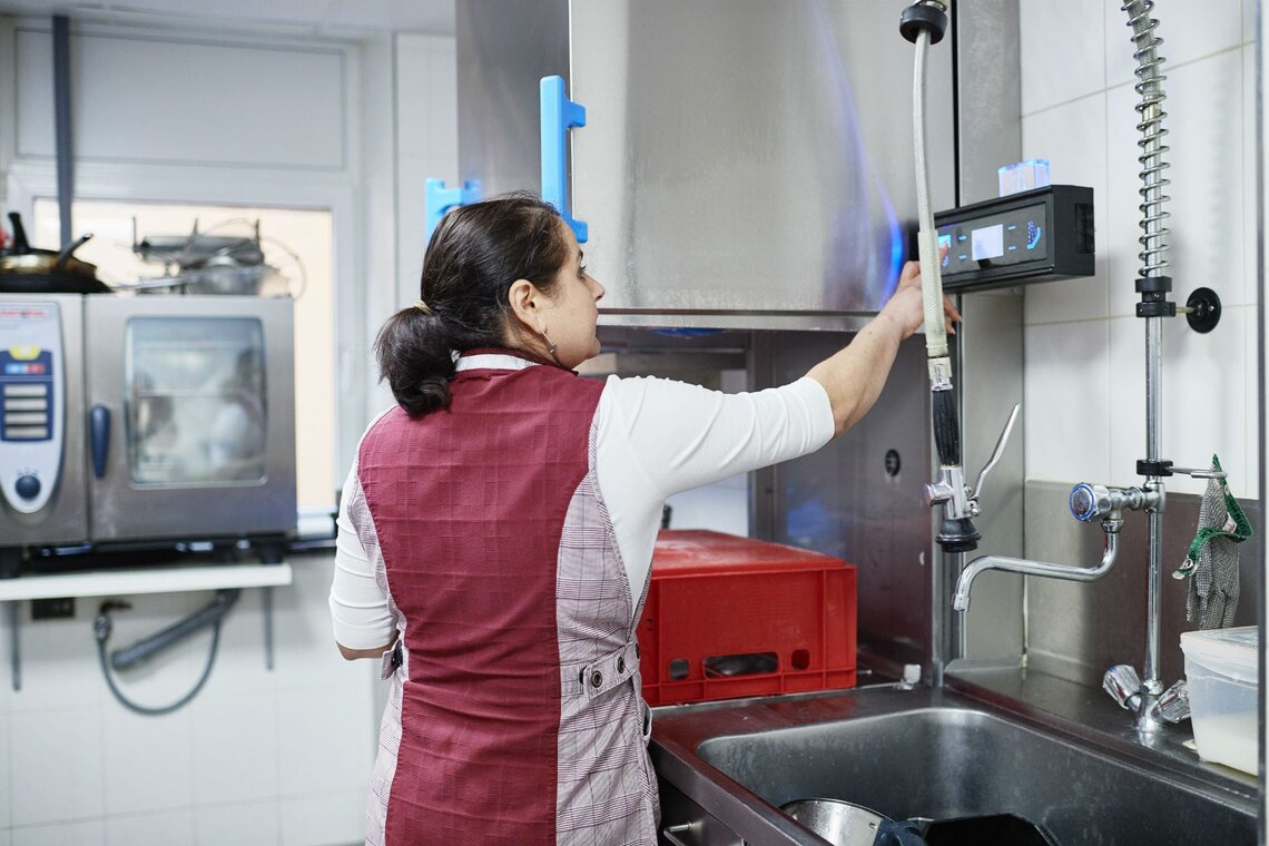 Schaufler 的装肉板条箱 Schaufler 使用 M-iClean H 清洗装肉板条箱