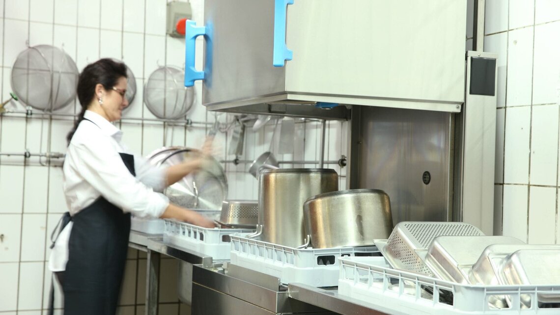 克劳特肉店使用揭盖式洗碗机进行清洗