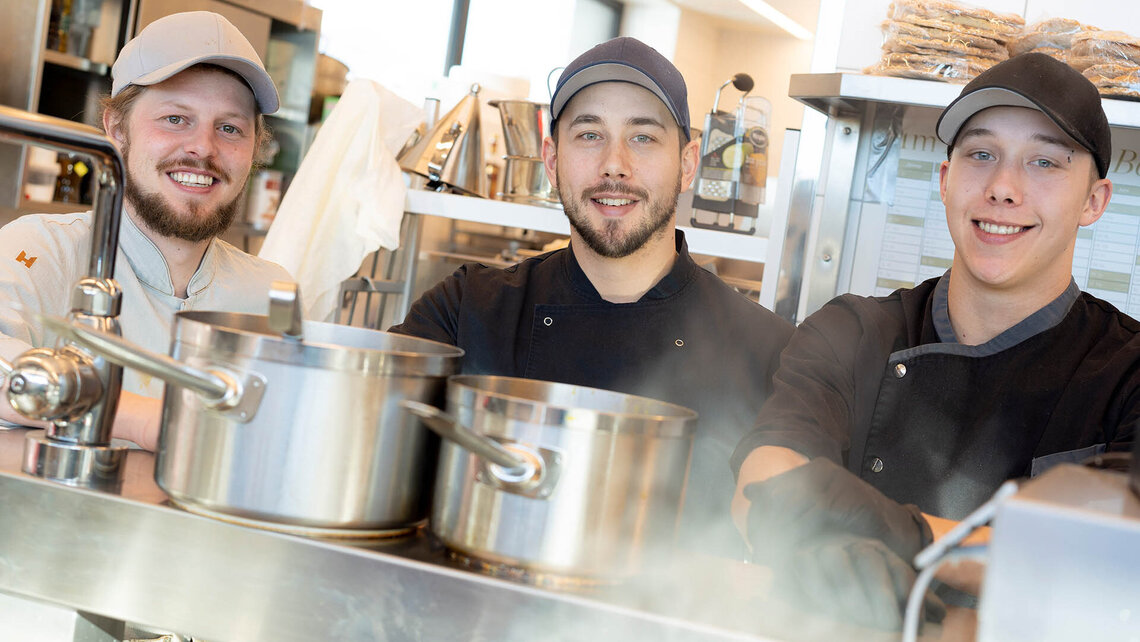 厨师在工作 Küche der Schultz Gruppe im Zillertal