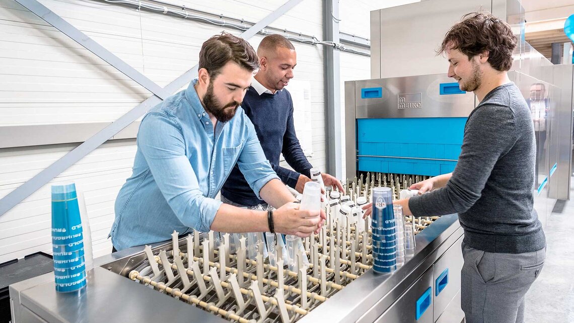 经过专业清洁并烘干的硬质塑料杯会堆放起来,以备储存。 Professionell gespülte und getrocknete Becher aus Hartplastik werden gestapelt und zum Wegpacken vorbereitet.