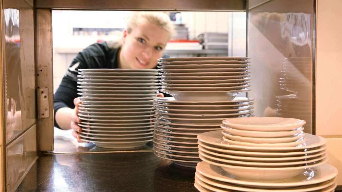 克劳特肉店里的揭盖式洗碗机将餐具洗得非常干净