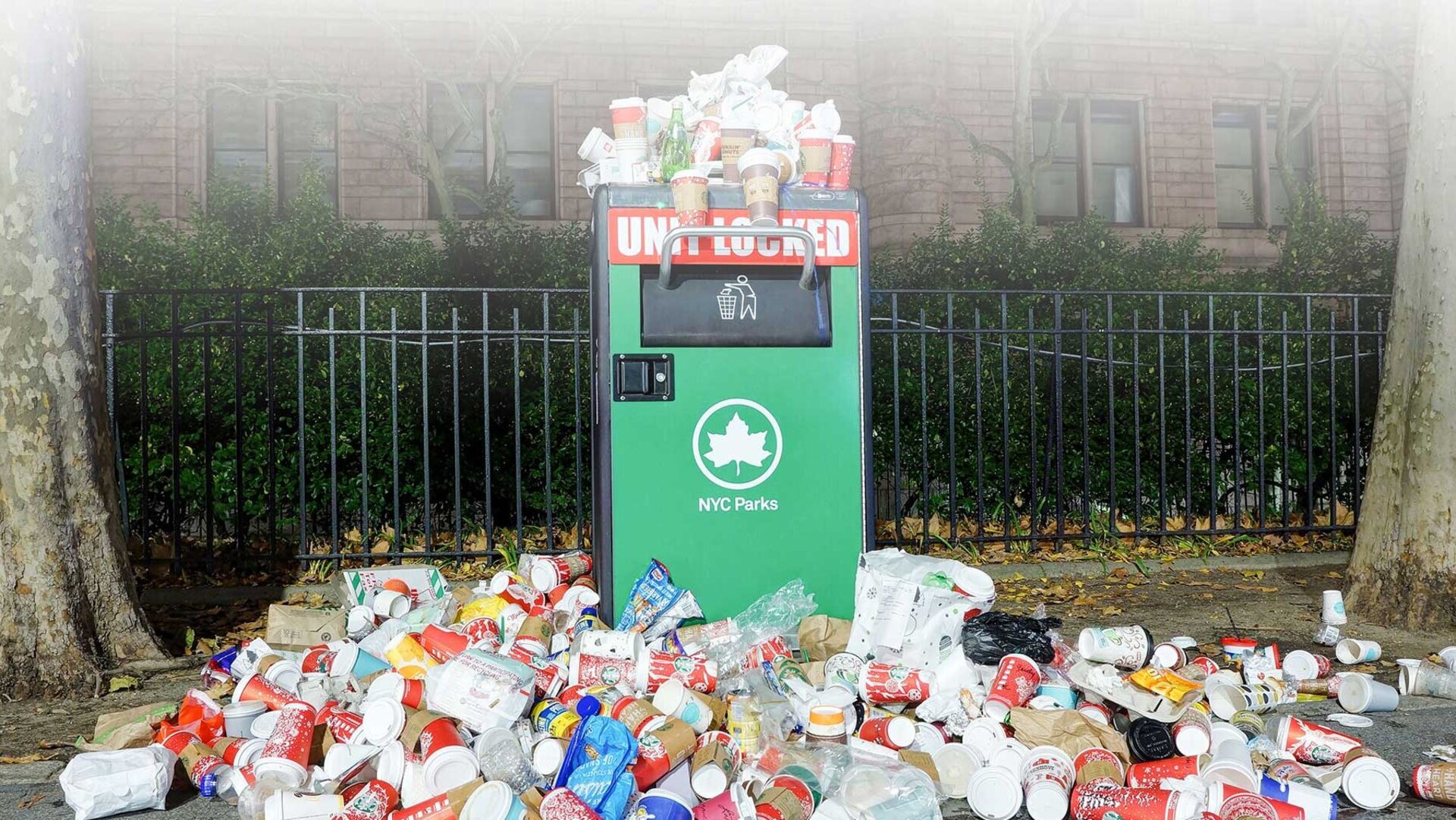 Einfach nur weggeworfen: Dutzende von Einweg-Plastikbechern liegen auf der Straße