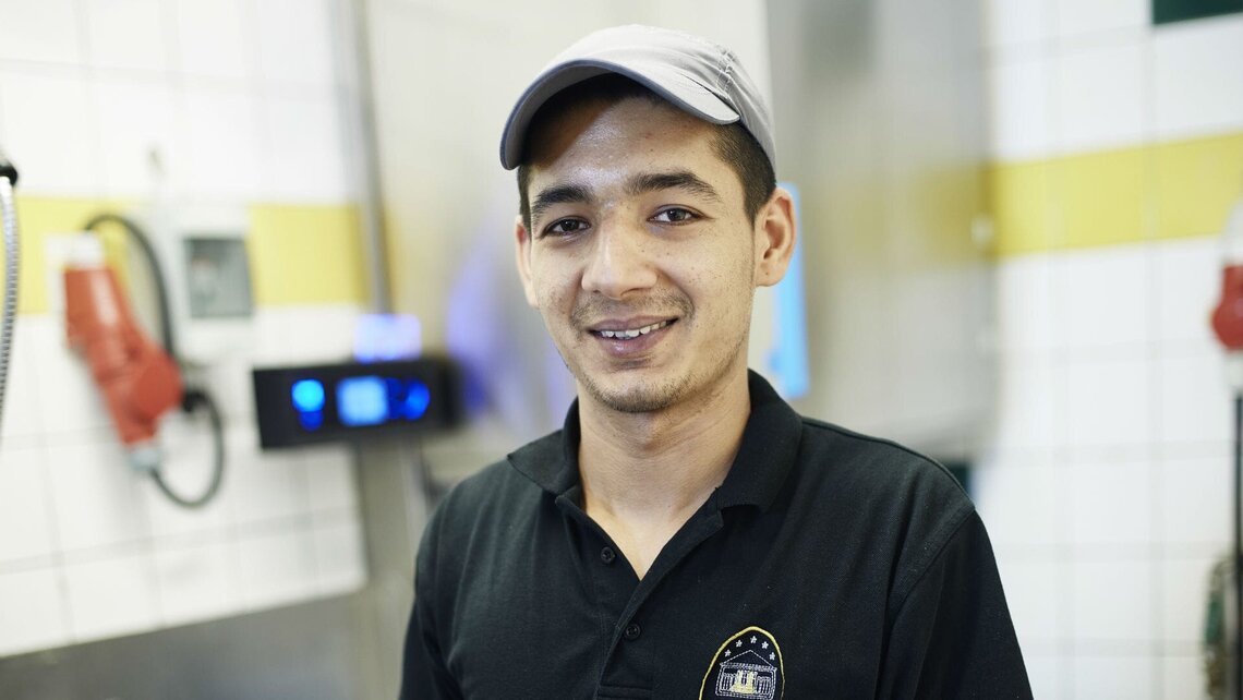 Flavius Gerth at the washing area Die Haubenspülmaschine M-iClean H kann auch von Menschen mit Handicap bedient werden.