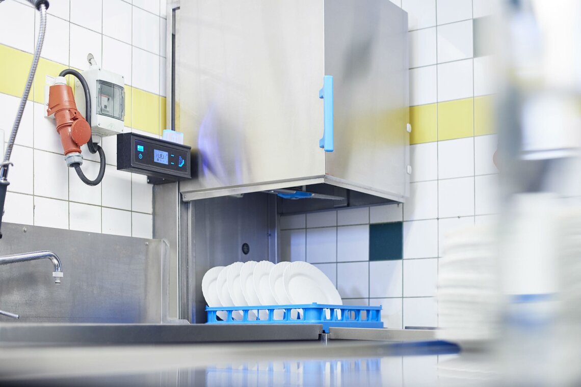 骑士酿酒屋中的揭盖式洗碗机 M-iClean H