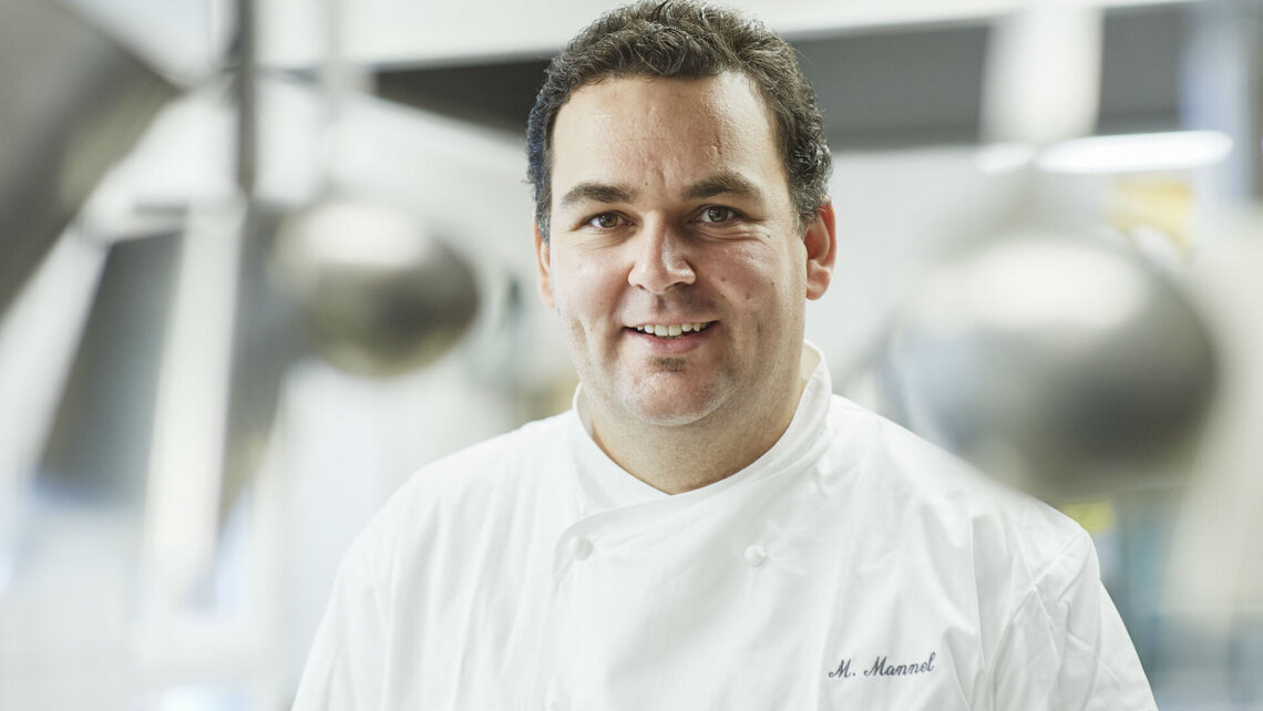 Great working conditions with the M-iClean H Great working conditions with the M-iClean H hood type machine