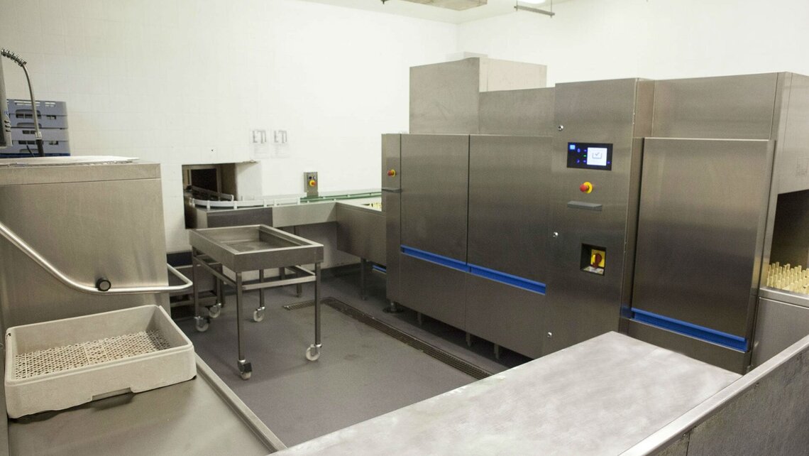 kitchen with flight dishwasher kitchen with M-iQ flight dishwasher