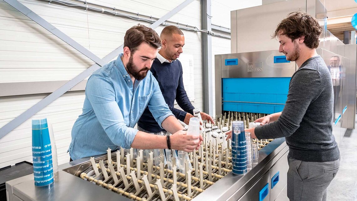 使用 Meiko 的 M-iQ 履带传送式洗碗机清洁后,硬质杯子可重现一尘不染的干燥效果。