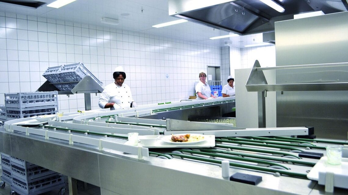 scullery with dishwashing solution and conveyor technology