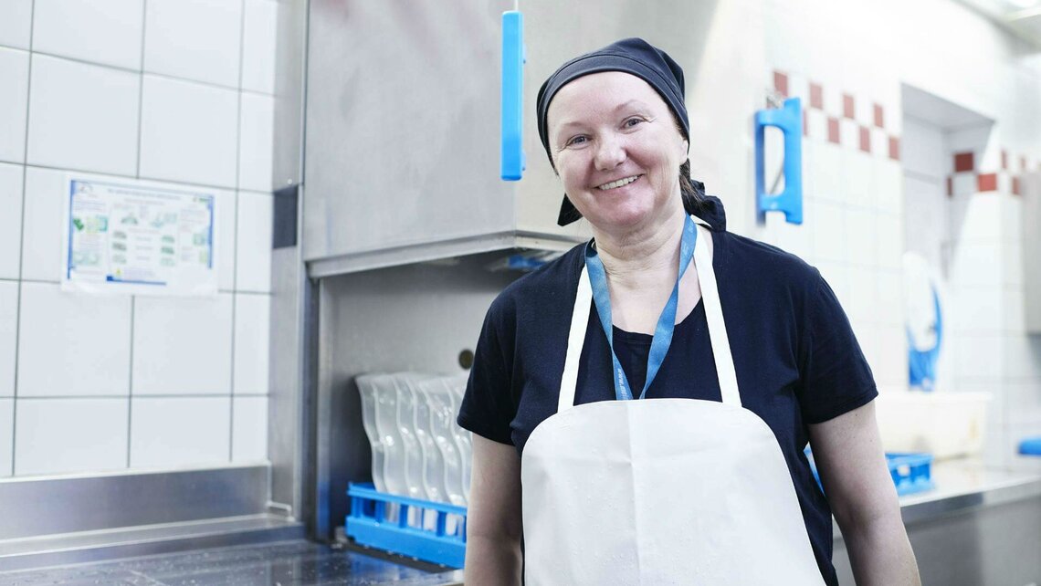 Janka Chlebovcová 负责操作史茂则庭院旅馆的揭盖式洗碗机