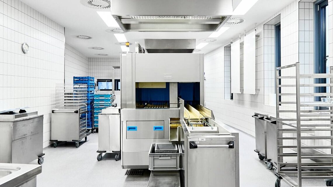 The M-iQ BlueFire with separate lanes for trays, dishes and cutlery The M-iQ BlueFire with separate lanes for trays, dishes and cutlery