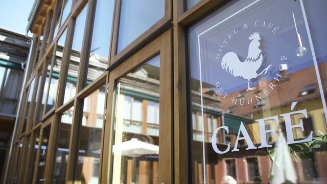 Eingang zum Café auf dem Gut Hühnerhof Café auf dem Gut Hühnerhof