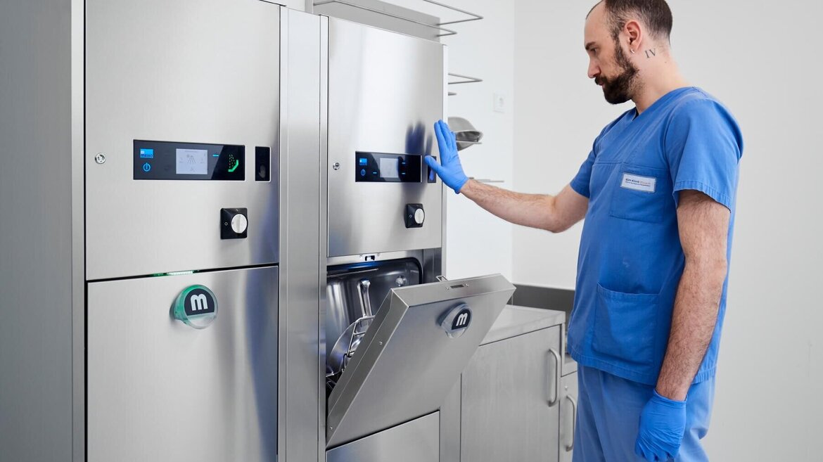 The TopLine washer-disinfector offers a reliable way to inactivate viruses on contaminated bedpans and urine bottles. The TopLine washer-disinfector offers a reliable way to inactivate viruses on contaminated bedpans and urine bottles.