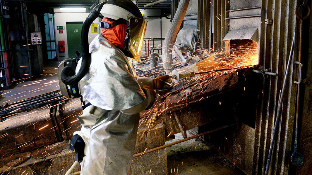 全身穿着个人防护装备的工作人员