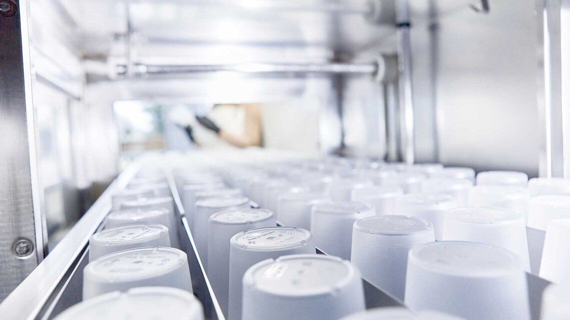 M-iQ 中的可重复使用的杯子 Mehrwegbecher verlassen die M-iQ Gewerbespülmaschine