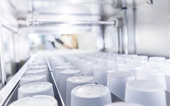 Mehrwegbecher in einer M-iQ Meiko Mehrweg Becher