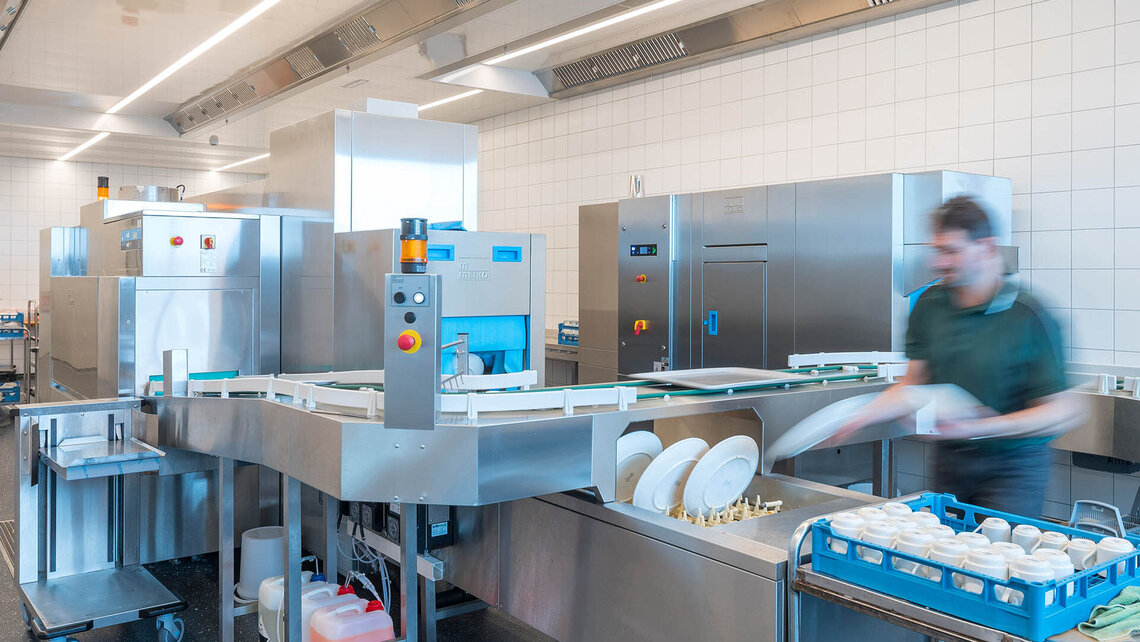 使用MEIKO洗碗机 Die M-iQ von MEIKO im Zillertal