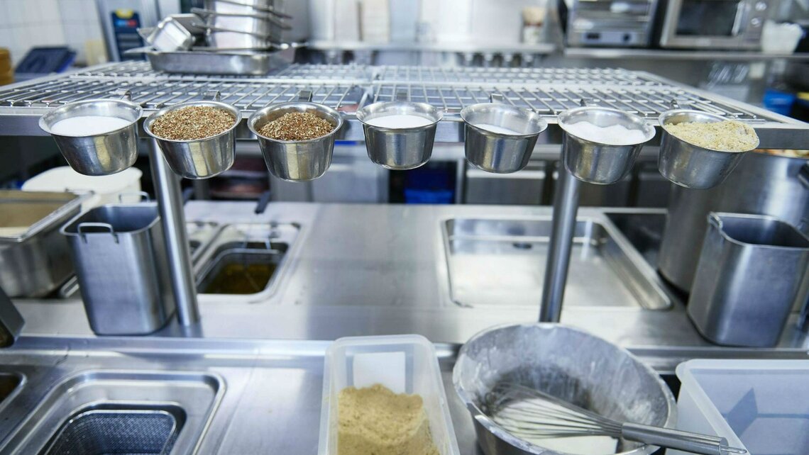 史茂则庭院旅馆厨房的揭盖式洗碗机 M-iClean H