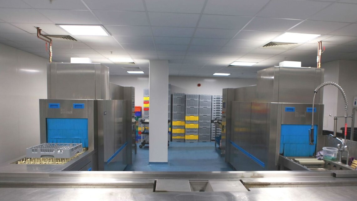 M-iQ rack type and flight transport dishwashers